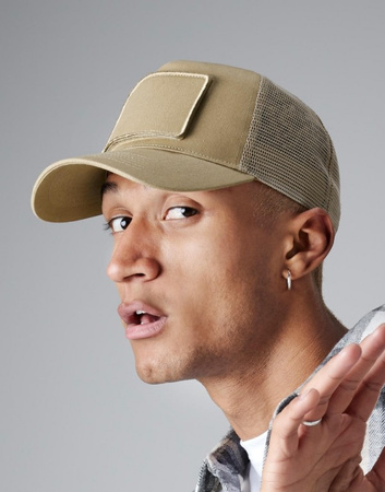 Czapka z daszkiem trucker piaskowa + naszywka